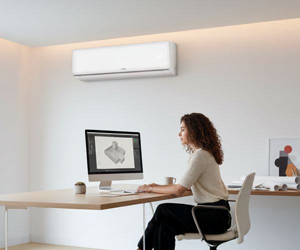 Nowoczesne, jasne biuro w którym klimatyzacja Brisse zapewnia komfortowe warunki do pracy, co przekłada się na efektywność zespołu.